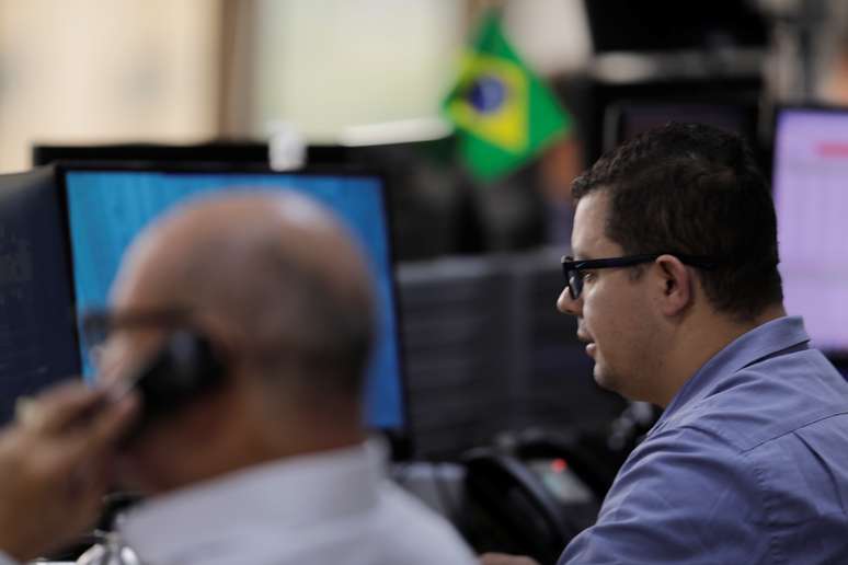 Operadores de bolsa trabalham durante sess&atilde;o da B3. 29/10/2018. REUTERS/Paulo Whitaker 