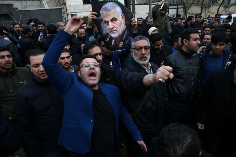 Manifestantes iranianos com foto do general Qassem Soleimani protestam por causa de sua morte diante do escrit&oacute;rio da ONU em Teer&atilde;
03/01/2020
Nazanin Tabatabaee/WANA (West Asia News Agency) via REUTERS 
