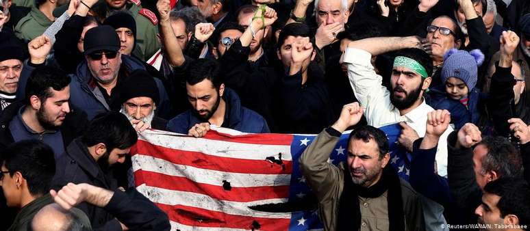 Manifestantes protestam em Teerã contra morte do general iraniano Qassim Soleimani