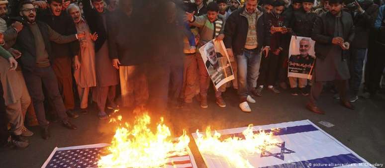 Bandeiras dos EUA e Israel são queimadas em protesto no Paquistão após a morte do general iraniano Qassim Soleimani