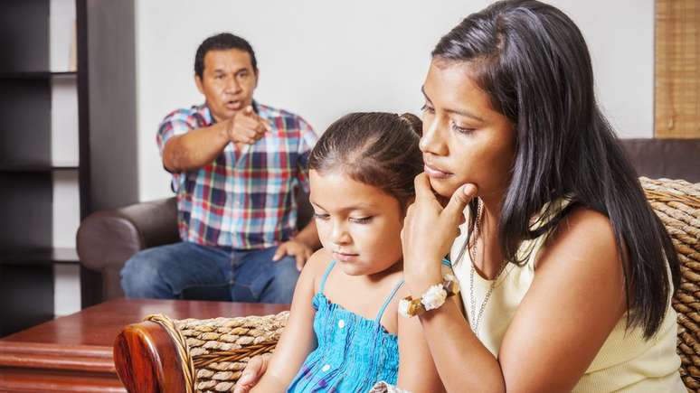 O isolamento e distanciamento da fam&iacute;lia e amigos s&atilde;o sinais de que o relacionamento pode ser abusivo