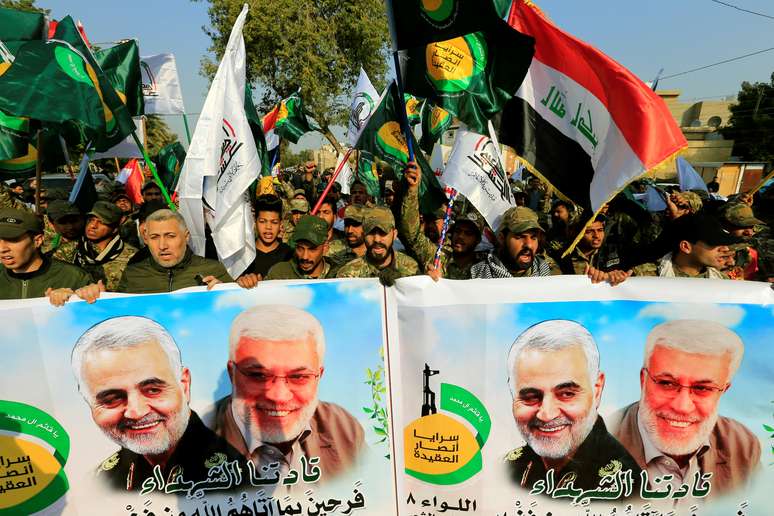 Manifestantes protestam em Bagdá cntra morte do chefe exército iraniano Qassem Soleimani e o líder de milícia iraquiano Abu Mahdi al-Muhandis. 4/1/2020. REUTERS/Thaier al-Sudani 