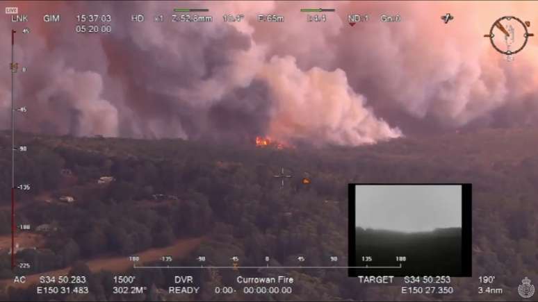 Vista aérea mostra imensas manchas de fumaça oriundas de incêndios na Áustrália. 4/1/2020. NSW Rural Fire Service via REUTERS  