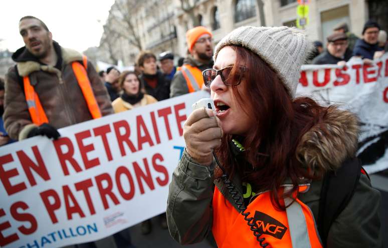 Manifestantes protestam em Paris contra o plano de reforma da previdência do governo francês. 4/1/2020. REUTERS/Christian Hartmann 