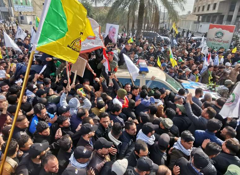 Milhares de pessoas acompanham neste sábado (4) em Bagdá, no Iraque, o funeral e velório de Qasem Soleimani