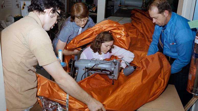 Uma imagem de Aylene Baker costurando um escudo térmico de reposição, parte do esforço para garantir o sucesso da estação espacial Skylab