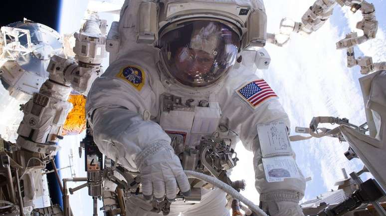 Trajes espaciais precisam ser resistentes o suficiente para suportar miss&otilde;es longas, mas tamb&eacute;m flex&iacute;veis para permitir o movimento dos astronautas