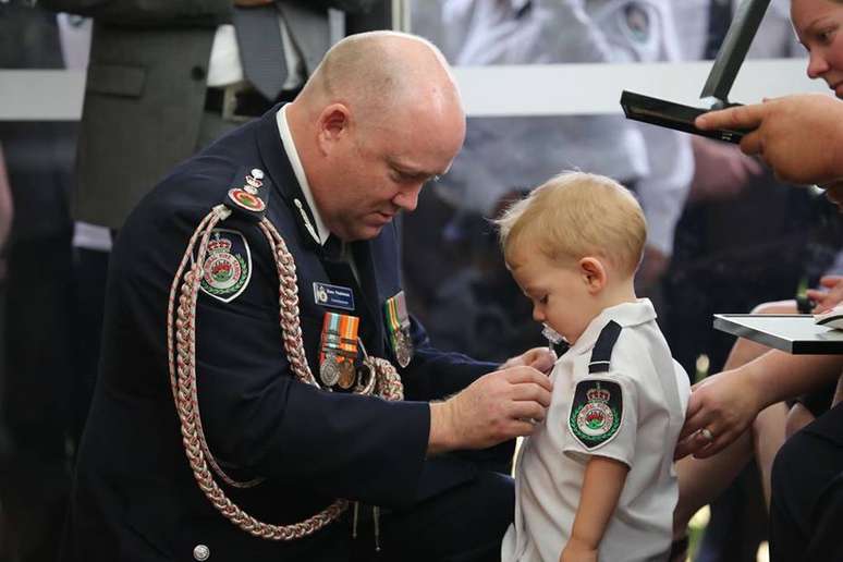 O pequeno Harvey recebe medalha de honra pela bravura do pai que morreu combatendo incêndios na Austrália.