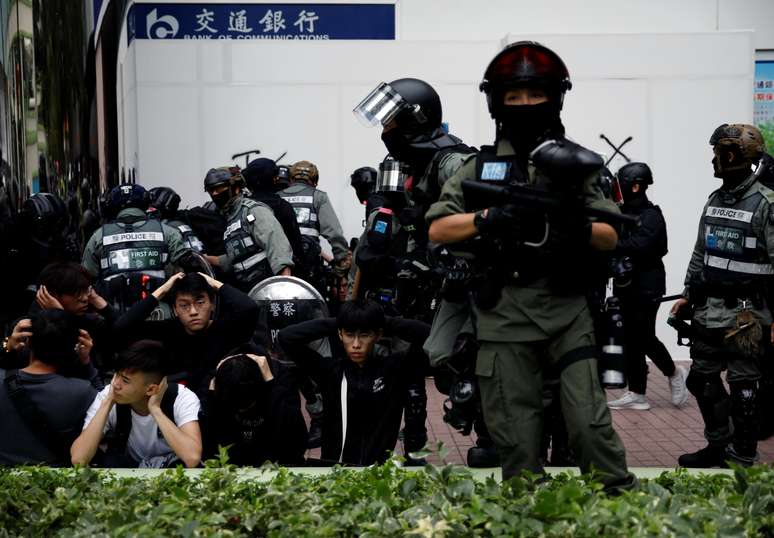 Pol&iacute;cia det&eacute;m manifestantes ap&oacute;s protestos em Hong Kong. 5/1/2020. REUTERS/Navesh Chitrakar