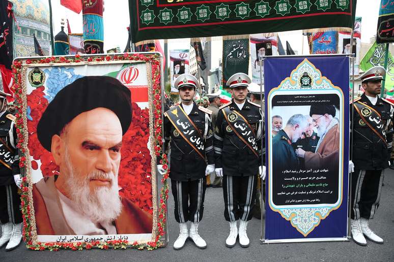 Policiais iranianos participam de homenagem ao general Qassem Soleimani, morto num ataque a&eacute;reo pelos EUA.  4/1/2020. Nazanin Tabatabaee/WANA (West Asia News Agency) via REUTERS 