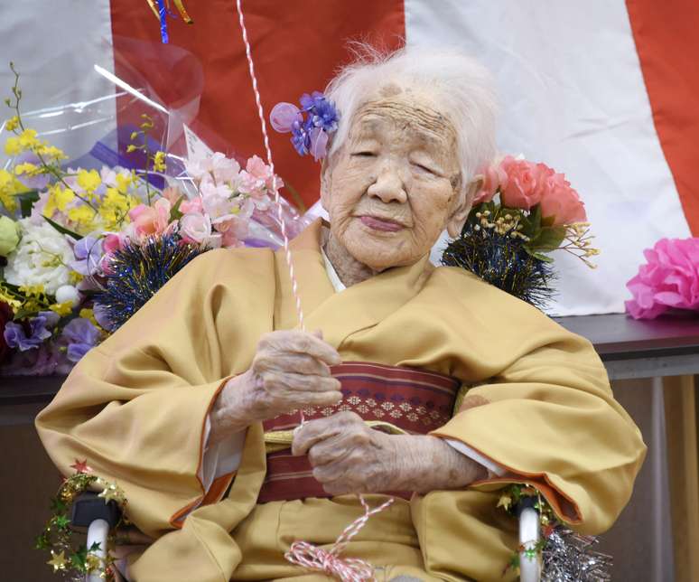 Kane Tanaka, nascida em 1903, sorri enquanto um grupo de cuidadores de idosos comemora o aniversário dela em Fukuoka, Japão. 5/1/2020. Mandatory credit Kyodo/via REUTERS 