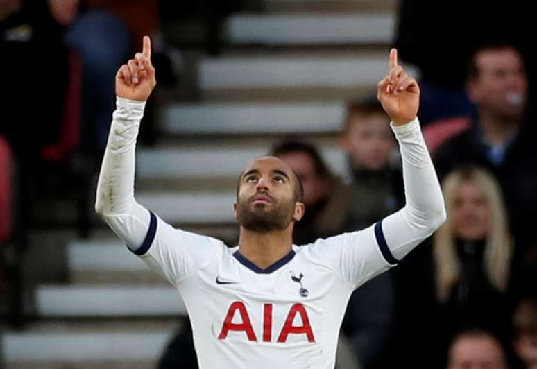 Lucas Moura comemora seu gol no empate de seu time, o Tottenham Hotspur, contra o Middlesbrough. 5/1/2020  Action Images via Reuters/Lee Smith