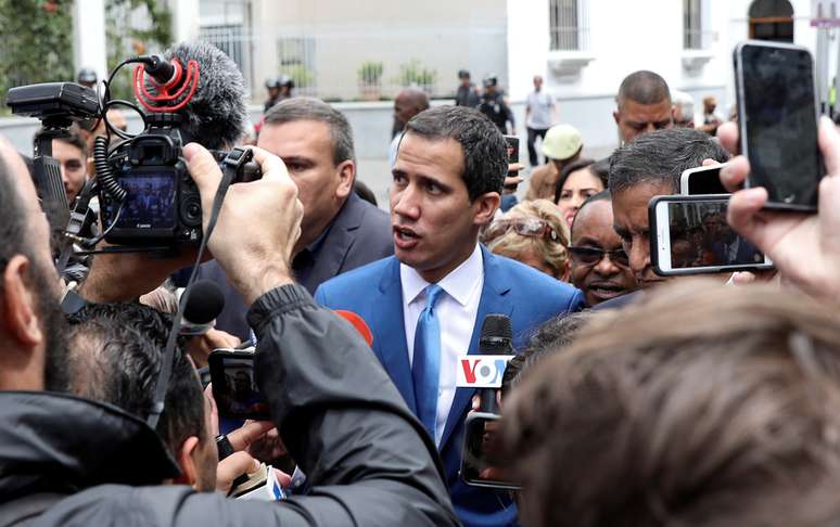 L&iacute;der da oposi&ccedil;&atilde;o da Venezuela, Juan Guaid&oacute;, fala a jornalistas do lado de fora do Congresso Nacional, em Caracas. 5/1/2020. REUTERS/Fausto Torrealba 