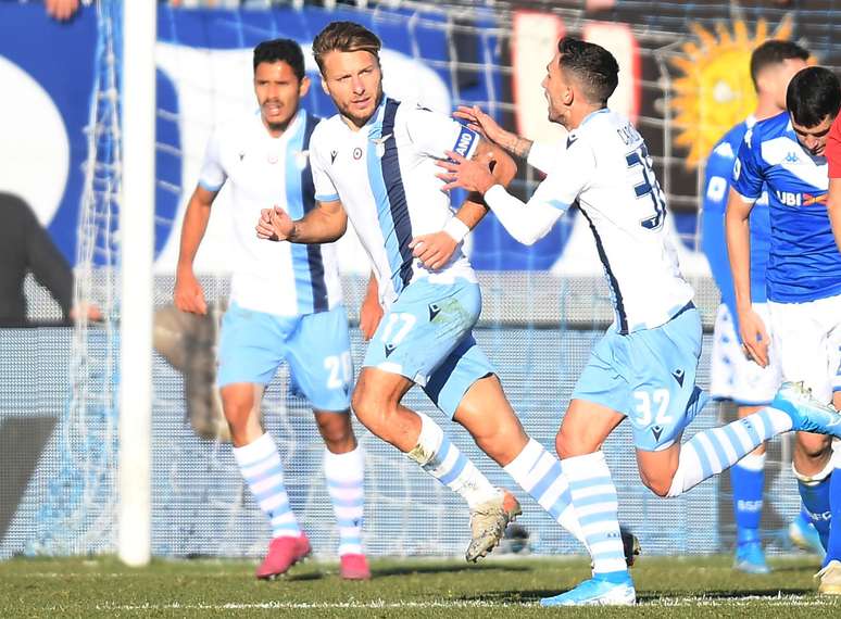 Jogadores da Lazio comemoram gol na vitória sobre o Brescia, pelo comapeonato italiano. 5/1/2020  REUTERS/Daniele Mascolo