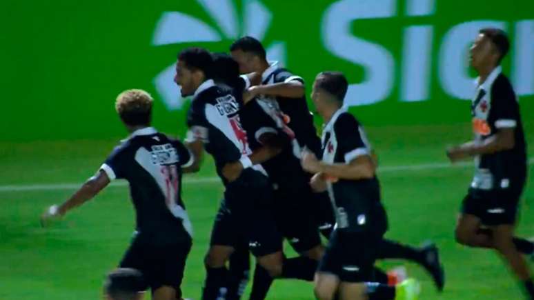 Jogadores do Vasco festejam o segundo gol da equipe, marcado por Laranjeira (Foto:Reprodução / Globoesporte.com)