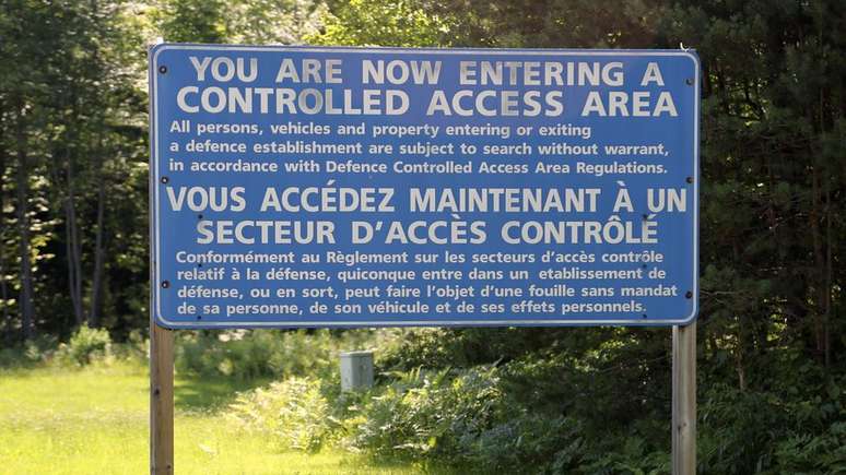 Placa no perímetro da base de Borden alerta sobre acesso restrito; no entanto, local recebeu visitantes em busca de monstrinhos digitais