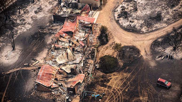 O rastro de fogo destruiu casas em East Gippsland, em Victoria, no sul da Austrália