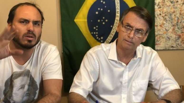 Santos Cruz deixou governo após sofrer uma onda de ataques que teria sido orquestrada por um dos filhos do presidente, vereador Carlos Bolsonaro (na foto, à esquerda)