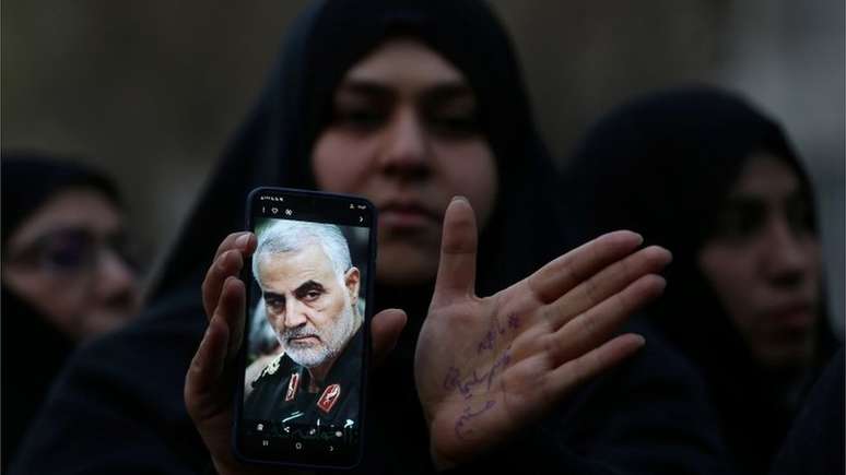 Iraniana com foto de Soleimani; general era o segundo homem mais poderoso do Irã