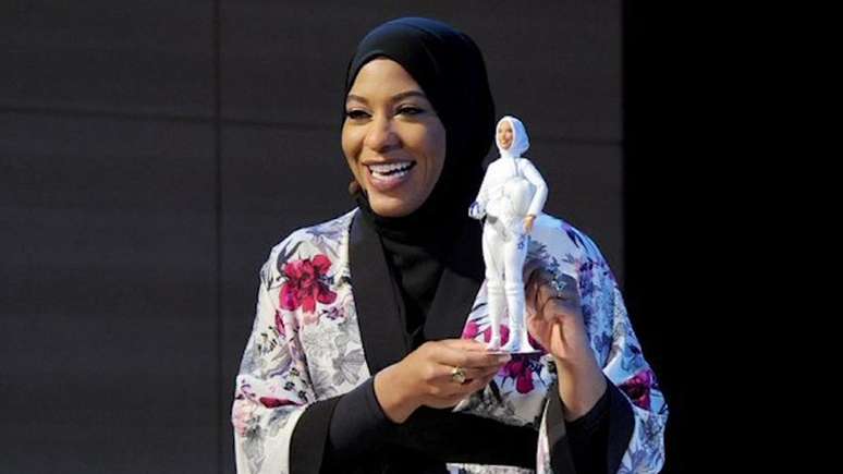 Barbie homenageando esgrimista americana Ibtihaj Muhammad foi lançada em 2017