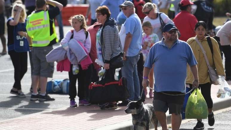 Muitas pessoas foram evacuadas de suas casas em Mallacoota e transportadas a abrigos no sudeste de Melbourne