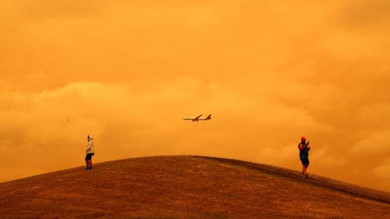 Em muitas regiões do país, especialmente no sul e no oeste, o céu segue coberto de fumaça