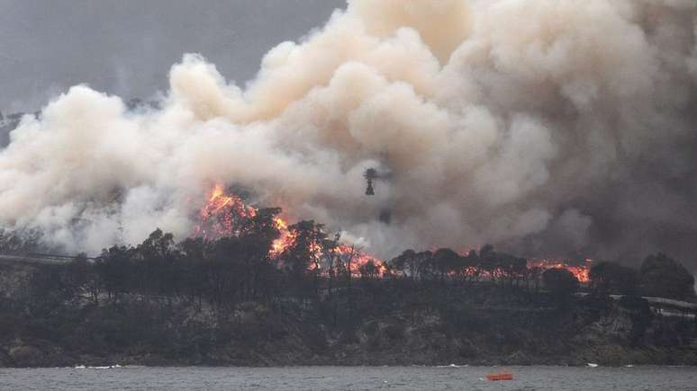 As autoridades australianas alertaram que os incêndios podem continuar ardendo por meses