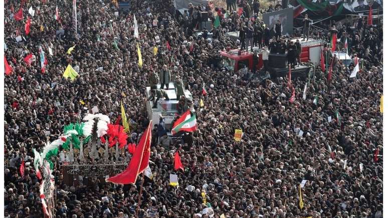 Multidão tomou ruas de Teerã para chorar morte do principal líder militar do Irã