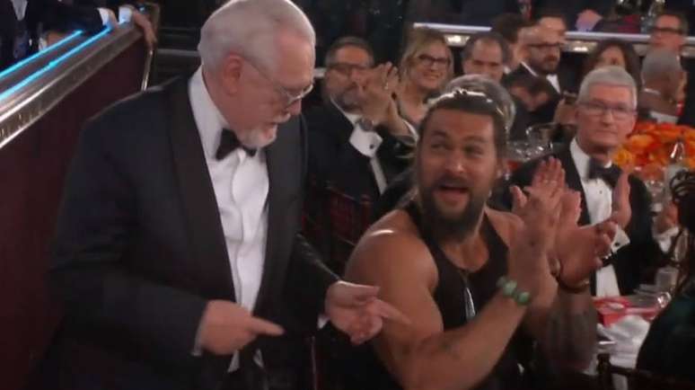 O ator Jason Momoa apareceu de regata durante o Globo de Ouro, ocorrido no domingo, 5