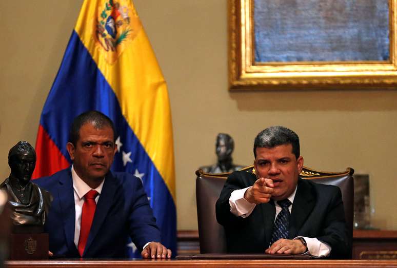Luis Parra (direita), novo presidente da Assembleia Legislativa da Venezuela