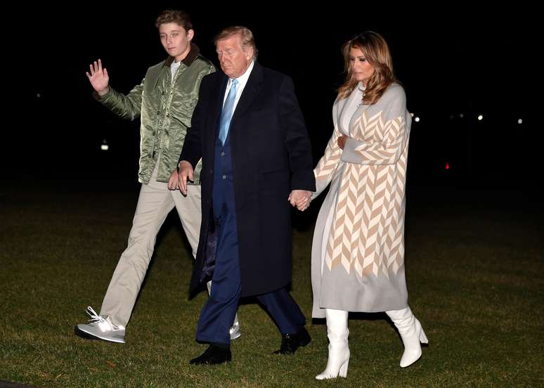 Presidente dos EUA, Donald Trump; primeira-dama, Melanie Trump; e filho Barron voltam para Casa Branca ap&oacute;s f&eacute;rias na Fl&oacute;rida
05/01/2020
REUTERS/Mike Theiler