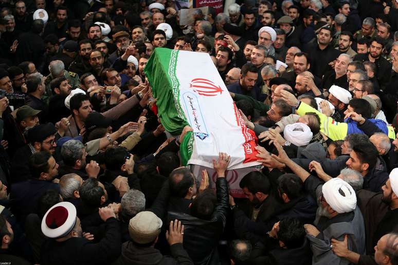 Funeral do general iraniano Soleimani e do comandante de uma mil&iacute;cia iraquiana Abu Mahdi al-Muhandis em Teer&atilde;
06/01/2020
Site Oficial de Khamenei/Divulga&ccedil;&atilde;o via REUTERS