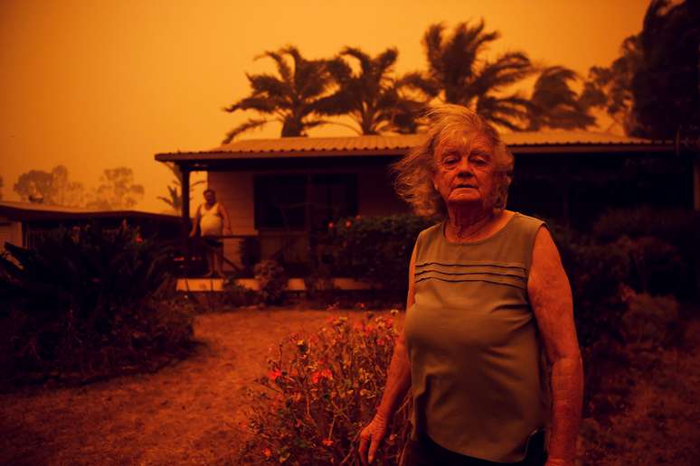 Nancy Allen e Brian Allen do lado de fora de casa em meio à fumaça de incêndios na Austrália
04/01/2020
REUTERS/Tracey Nearmy