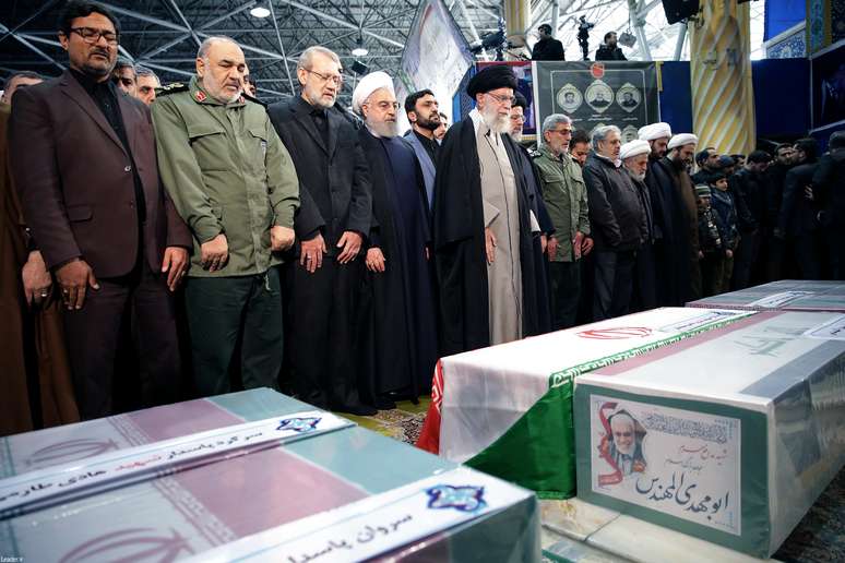 Líder supremo do Irã, aiatolá Ali Khamenei, e presidente do Irã, Hassan Rouhani, prestam homenagem em frente a caixão do general morto Qassem Soleimani
06/01/2020
Site da Presidência/Divulgação via REUTERS