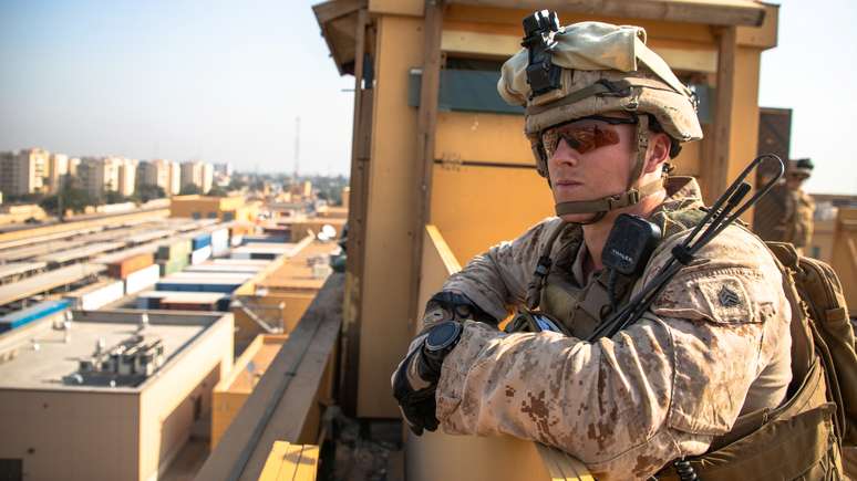 Um fuzileiro naval dos EUA supervisiona seu esquadrão enquanto eles fazem a segurança no complexo da embaixada dos EUA em Bagdá, Iraque. 03/01/2020. Corpo de Fuzileiros Navais dos EUA. Divulgação via REUTERS. 