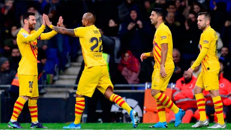Vidal comemorando gol do Barcelona no jogo contra o Espanyol (PAU BARRENA / AFP)