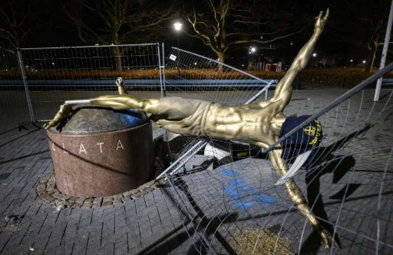 Estátua de Ibrahimovic derrubada no Estádio Eleda, na Suécia (Foto: JOHAN NILSSON / AFP)