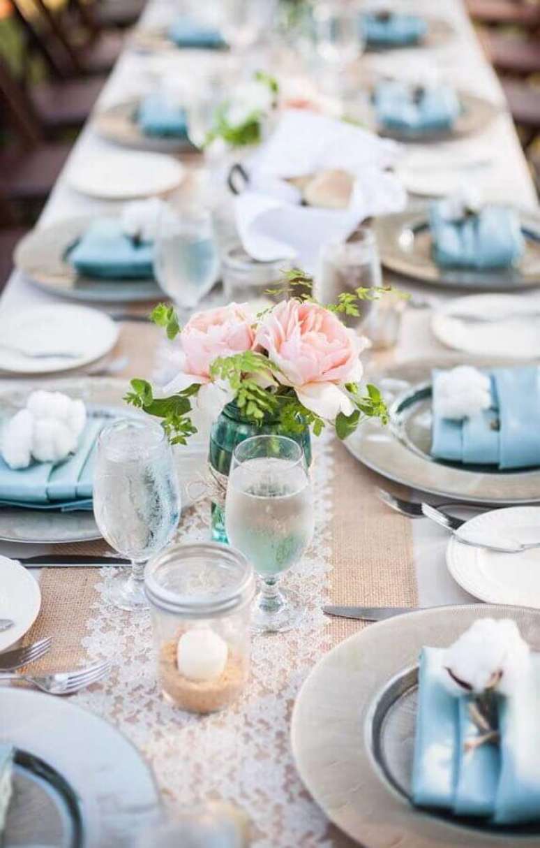 9. Decora&ccedil;&atilde;o de anivers&aacute;rio de casamento com detalhes em algod&atilde;o para colocar um toque da bodas que o casal est&aacute; comemorando &ndash; Foto: Love Our Wedding