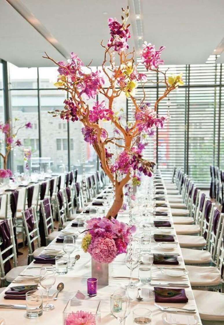 11. Decora&ccedil;&atilde;o moderna e delicada para anivers&aacute;rio de casamento com arranjo de flores em galhos secos &ndash; Foto: Home Fashion Trend