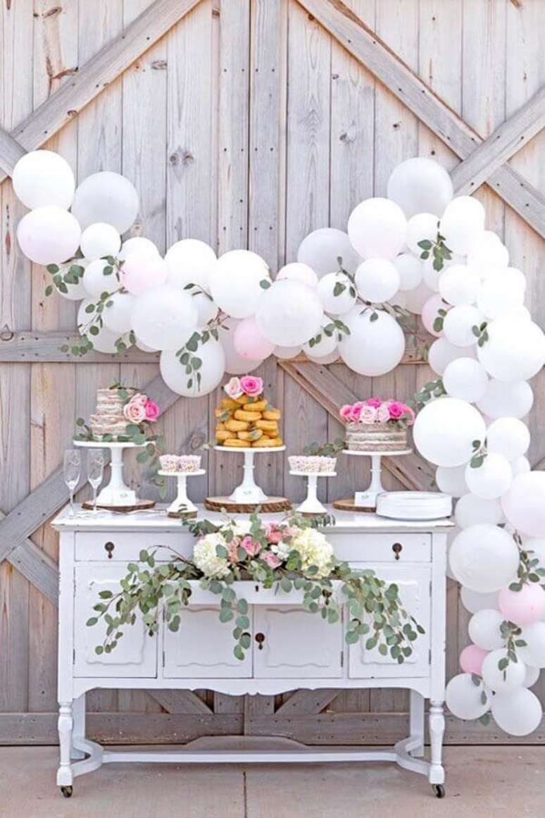 13. Arranjo com folhas e bolas brancas para festa de aniversário de casamento simples – Foto: Home Decor Ideas