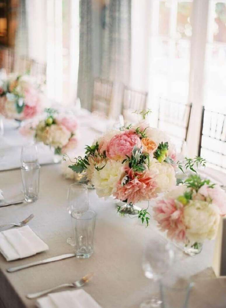 15. Arranjo de flores simples para festa de anivers&aacute;rio de casamento em casa &ndash; Foto: Home Fashion Trend