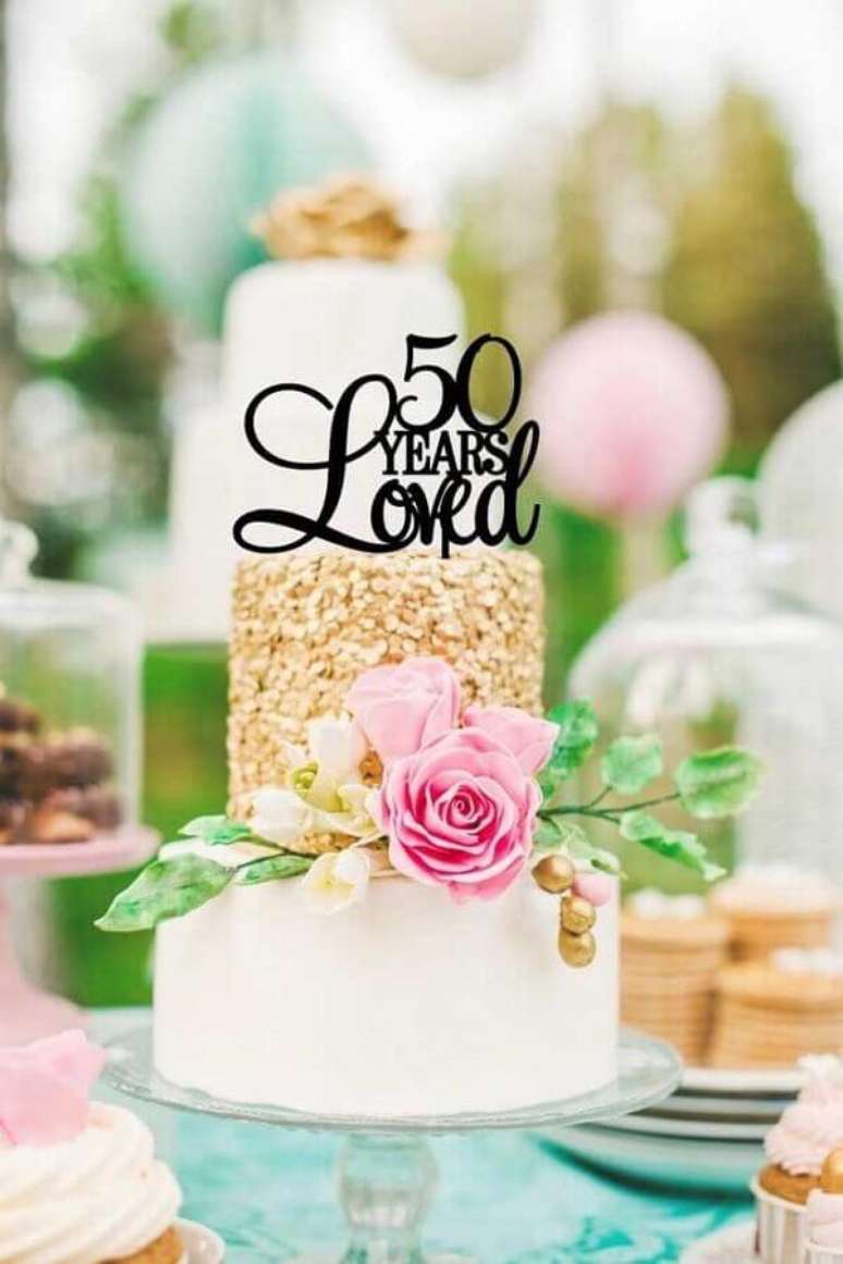 16. Bolo de anivers&aacute;rio de casamento bodas de ouro &ndash; Foto: Pinterest
