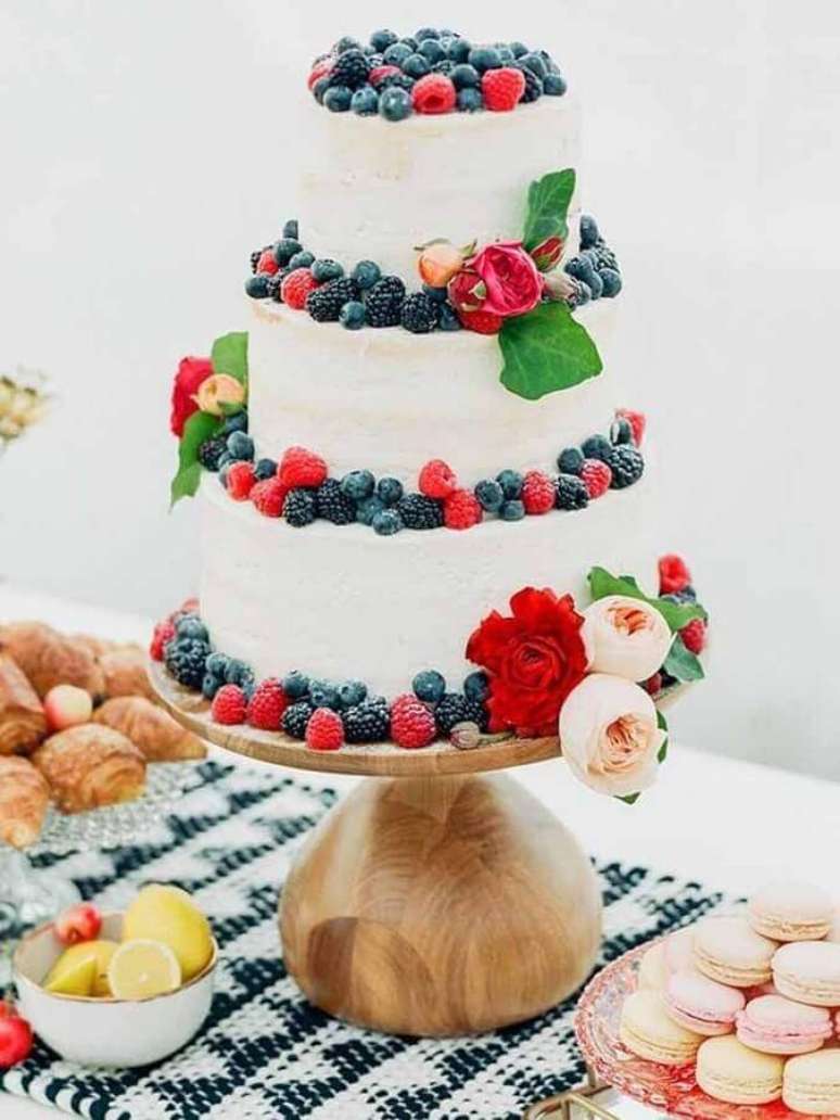 18. Bolo de anivers&aacute;rio de casamento decorado com frutas vermelhas &ndash; Foto: 100 Layer Cake