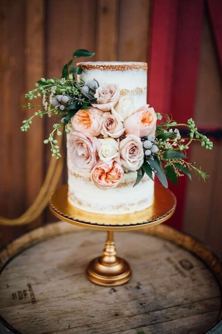 19. Bolo de aniversário de casamento decorado com rosas – Foto: HappyWedding