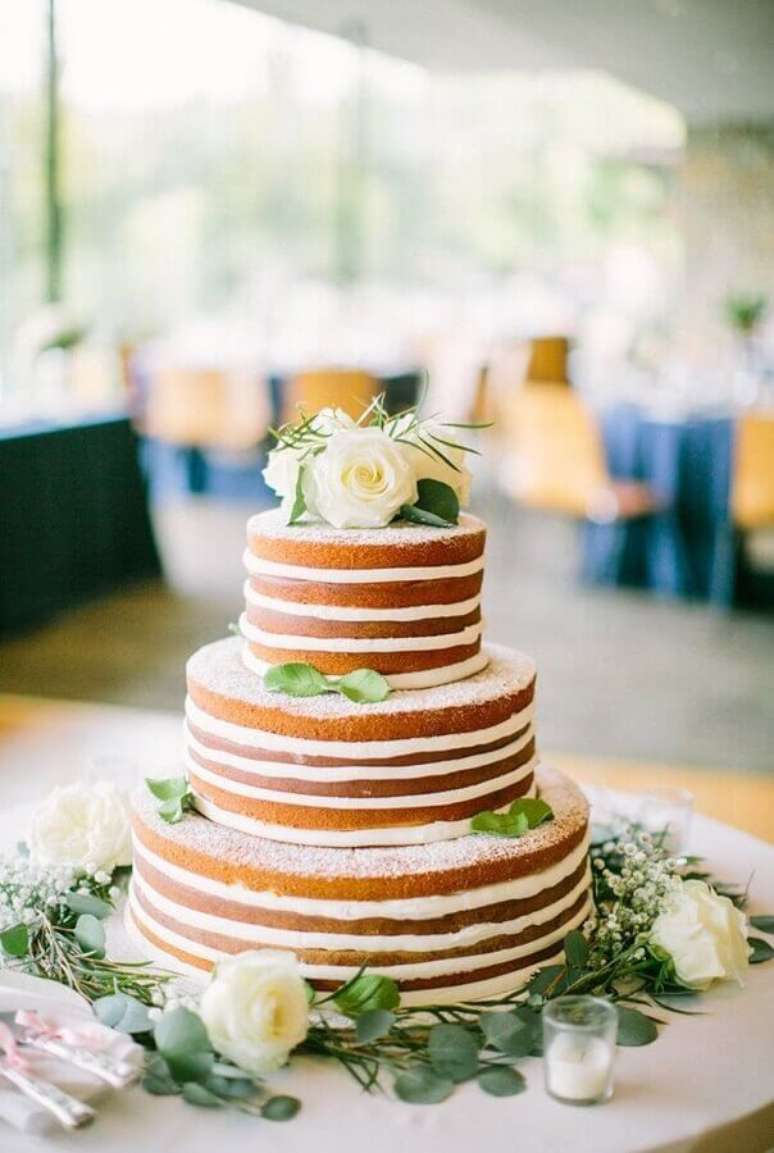 7. Lindo modelo de naked cake para aniversário de casamento decorado com rosas brancas – Foto: Style me Pretty