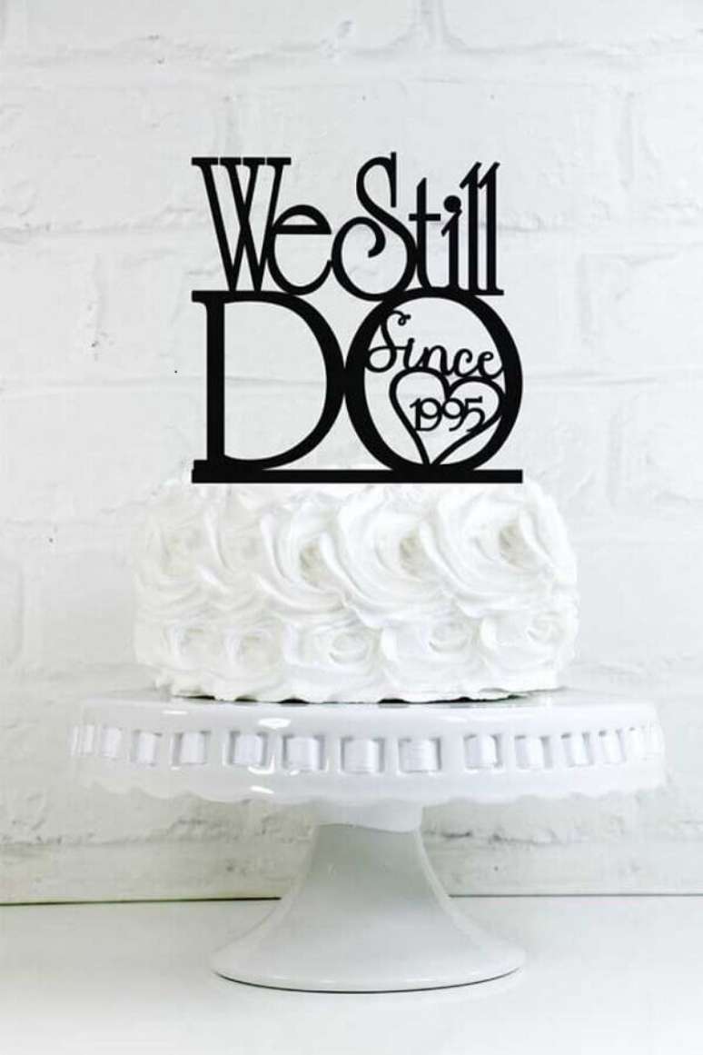 23. Bolo de anivers&aacute;rio de casamento simples com topo personalizado &ndash; Foto: Weddbook