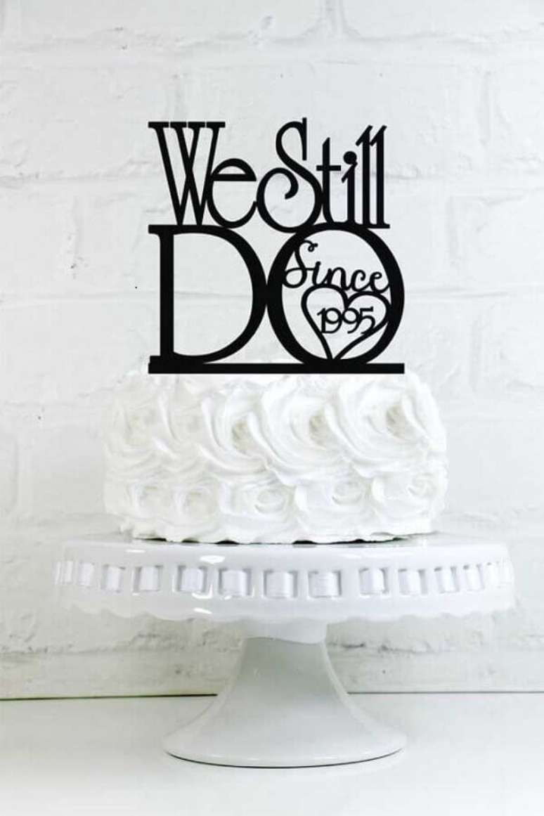 23. Bolo de aniversário de casamento simples com topo personalizado – Foto: Weddbook