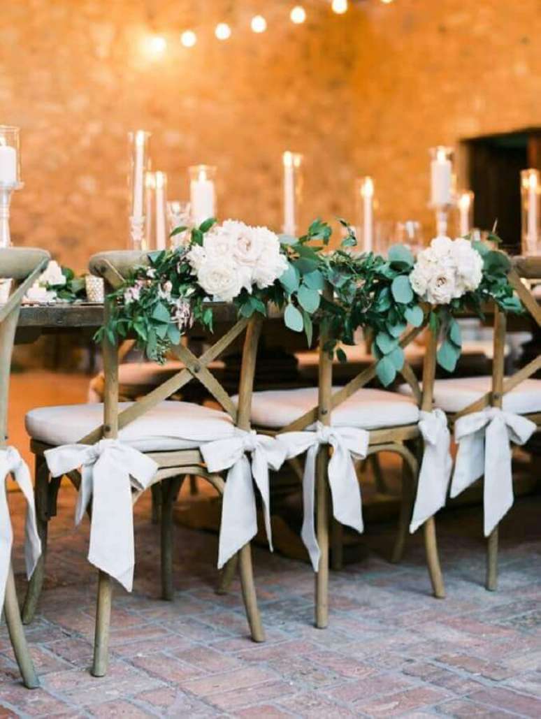 28. Voc&ecirc; j&aacute; pensou em decorar as cadeiras que voc&ecirc; vai usar na festa de anivers&aacute;rio de casamento? Fica lindo! &ndash; Foto: Glamour & Woods