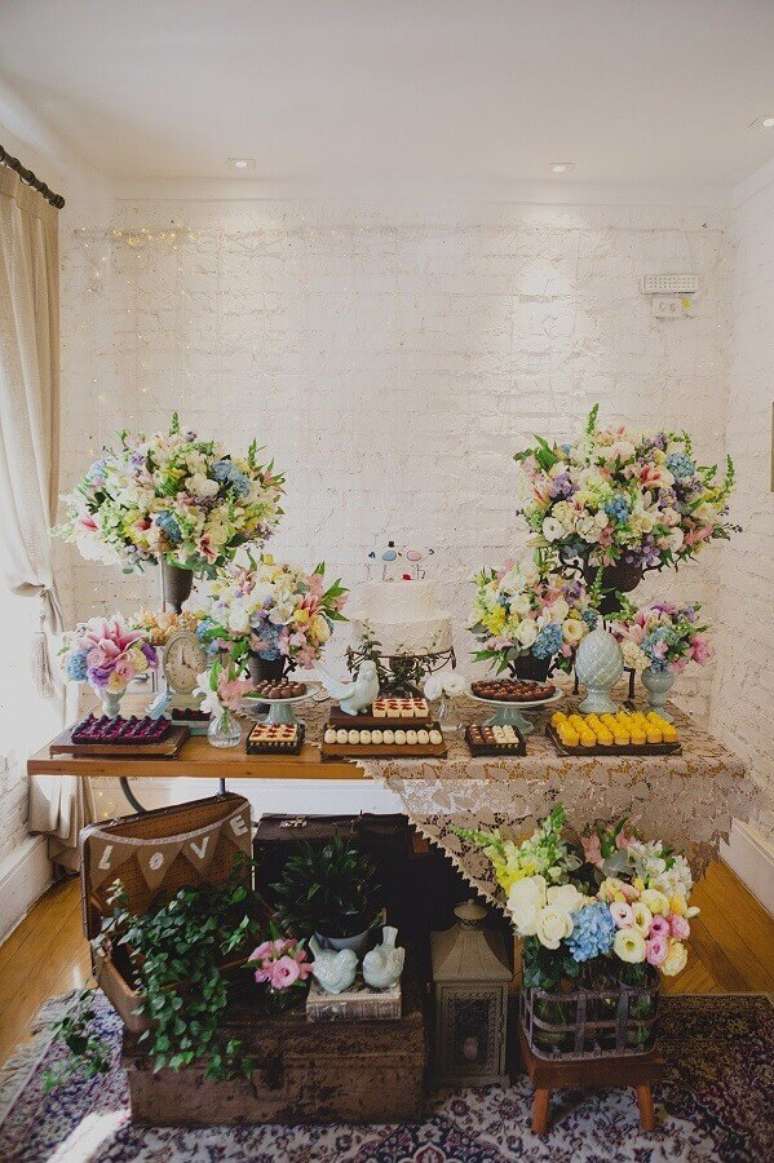 30. Decoração com arranjo de flores coloridas para aniversário de casamento em casa – Foto: Home Decoo