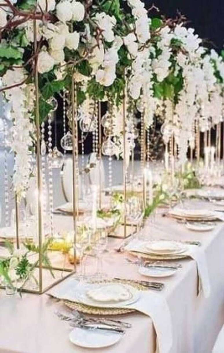 37. Decoração moderna para festa de aniversário de casamento com flores brancas – Foto: Viva La Rosa